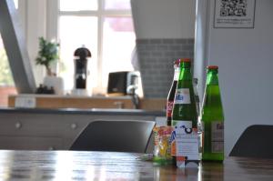 zwei Flaschen Bier auf einem Holztisch in der Unterkunft großes offenes Loft oder kleine gemütliche Wohnung mit Balkon in Wolmirstedt