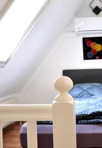 um quarto com uma cama num sótão em großes offenes Loft oder kleine gemütliche Wohnung mit Balkon em Wolmirstedt