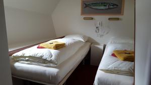 - 2 lits dans une chambre avec des serviettes dans l'établissement Botel Liza Marleen, à Amsterdam
