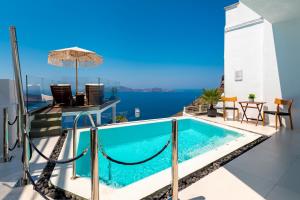 une piscine sur le toit d'une maison dans l'établissement Daydream Luxury Suites, à Fira