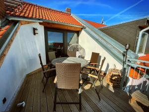 een terras met een tafel en stoelen bij Studio Hundertwasser in Erfurt