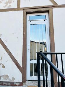 drzwi do budynku z oknem w obiekcie 1 J&C Appartement et services w mieście Châtillon-Coligny