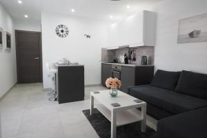 Kuchyň nebo kuchyňský kout v ubytování Private apartment with mountain and sea views, La Asomada, Lanzarote