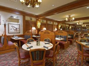 um restaurante com mesas e cadeiras num quarto em Gold Country Inn and Casino by Red Lion Hotels em Elko