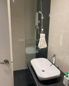 uma casa de banho com um lavatório e um chuveiro em Eco Nest 3 Bedroom Duplex Apartment em Nusajaya