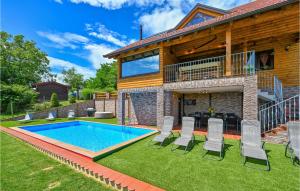 una casa con piscina nel cortile di Stunning Home In Grabrovnik With Wifi a Grabrovnik