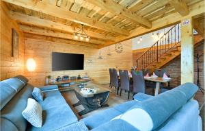 un soggiorno con divano blu e tavolo di Stunning Home In Grabrovnik With Wifi a Grabrovnik