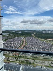 uma vista aérea de um parque de estacionamento em Eco Nest 3 Bedroom Duplex Apartment em Nusajaya