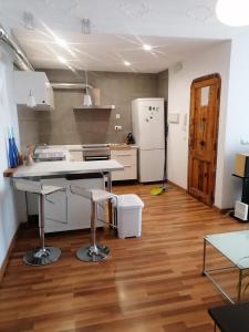 a kitchen with a counter and a refrigerator at Apartamento con encanto Mila VALENCIAYOLE in Valencia