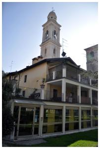un bâtiment avec une tour d'horloge en haut dans l'établissement Casa Magnani, à Vérone