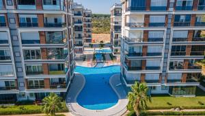 uma vista aérea de um edifício de apartamentos com piscina em Paradice With Olimpic Pool em Antália