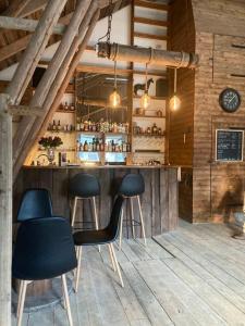 een bar met 2 stoelen en een aanrecht in een kamer bij Granlunda Gårdshotell in Gottby