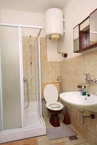 La salle de bains est pourvue d'une douche, de toilettes et d'un lavabo. dans l'établissement Apartments with a parking space Novi Vinodolski - 5582, à Novi Vinodolski