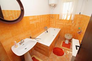Koupelna v ubytování Apartments by the sea Novi Vinodolski - 5558 + 23 fotografií