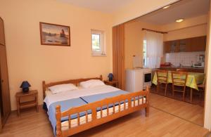 una camera da letto con un letto grande e una cucina di Studio Senj 5560a a Senj