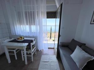 een kleine woonkamer met een tafel en een bank bij Apartments with WiFi Crikvenica - 5555 in Crikvenica