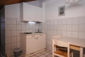 een kleine keuken met een tafel en een fornuis bij Apartments with WiFi Crikvenica - 5555 in Crikvenica