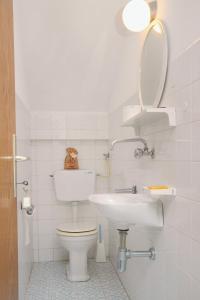 un bagno con un water e un lavandino di Apartments with a parking space Bol, Brac - 5605 a Bol