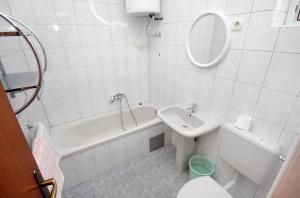 y baño con lavabo, bañera y espejo. en Apartments by the sea Klenovica, Novi Vinodolski - 5581, en Klenovica