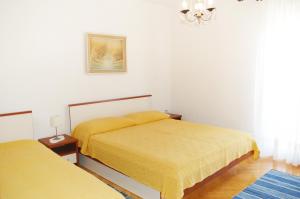 1 dormitorio con 2 camas y lámpara de araña en Apartments with WiFi Supetar, Brac - 5667, en Supetar