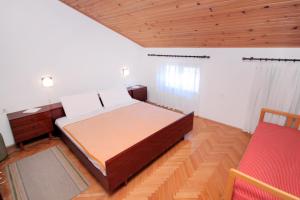 Posteľ alebo postele v izbe v ubytovaní Apartments with a parking space Novi Vinodolski - 5587