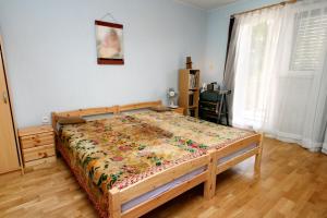 um quarto com uma cama com uma colcha em Apartments for families with children Crikvenica - 5554 em Crikvenica