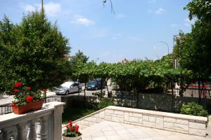 Vonkajšia záhrada v ubytovaní Apartments with parking spaces Novi Vinodolski - 5593