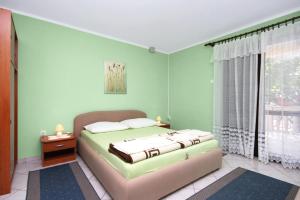 Posteľ alebo postele v izbe v ubytovaní Apartments with parking spaces Novi Vinodolski - 5593