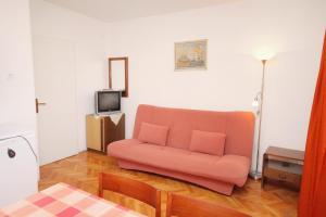 Televízia a/alebo spoločenská miestnosť v ubytovaní Apartment Novi Vinodolski 5587b