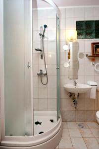 uma casa de banho com um chuveiro e um lavatório. em Apartments for families with children Crikvenica - 5554 em Crikvenica