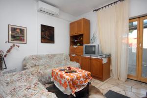 salon z kanapą i telewizorem w obiekcie Apartments by the sea Mirca, Brac - 5655 w mieście Mirce