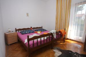 1 dormitorio con 1 cama, vestidor y ventana en Apartments by the sea Mirca, Brac - 5655 en Mirce