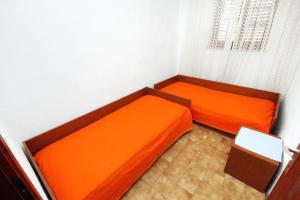 Postel nebo postele na pokoji v ubytování Apartments by the sea Sumartin, Brac - 5615
