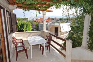 Balkón nebo terasa v ubytování Apartments by the sea Sumartin, Brac - 5615