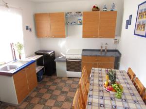 kuchnia ze stołem i miską owoców w obiekcie Seaside secluded apartments Cove Pobij, Hvar - 5633 w mieście Gdinj