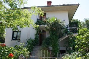 una casa blanca con escaleras que conducen a ella en Apartments with a parking space Jadranovo, Crikvenica - 5533, en Jadranovo