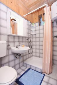 y baño con aseo, lavabo y ducha. en Apartments with a parking space Jadranovo, Crikvenica - 5533, en Jadranovo