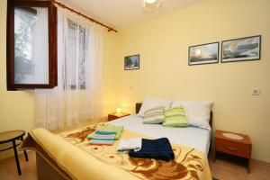 1 dormitorio con 1 cama con 2 toallas en Apartments with a parking space Jadranovo, Crikvenica - 5533, en Jadranovo
