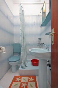 e bagno con lavandino, servizi igienici e doccia. di Apartments by the sea Sumartin, Brac - 5620 a Sumartin