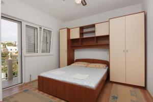 sypialnia z łóżkiem piętrowym i dużym oknem w obiekcie Apartments by the sea Sumartin, Brac - 5620 w mieście Sumartin