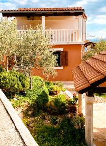 a house with a garden in front of it at Apartments with a parking space Sutivan, Brac - 5654 in Sutivan