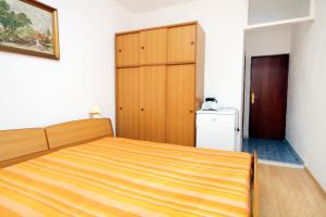 En eller flere senger på et rom på Double Room Supetar 5658d