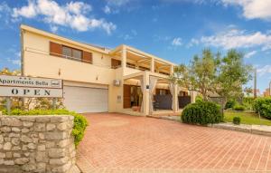 une maison avec une allée devant dans l'établissement Apartments by the sea Nin, Zadar - 5666, à Nin