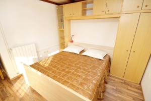 A bed or beds in a room at Apartment Klenovica 5580b