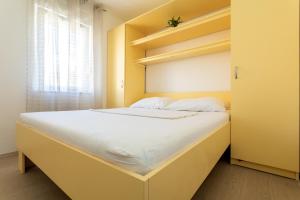 Кровать или кровати в номере Apartments by the sea Soline, Krk - 5449