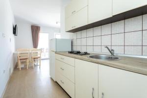 Кухня или мини-кухня в Apartments by the sea Soline, Krk - 5449
