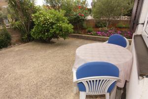 Ein Garten an der Unterkunft Apartments with a parking space Krk - 5364