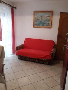Ein Sitzbereich in der Unterkunft Apartments with a parking space Krk - 5364