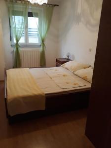 Ein Bett oder Betten in einem Zimmer der Unterkunft Apartments with a parking space Krk - 5364
