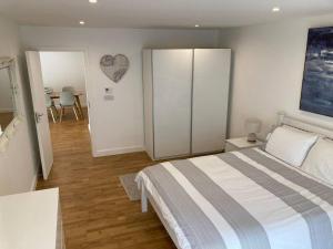 Giường trong phòng chung tại Countryside Annex- Sleeps 2 Free Parking & Garden